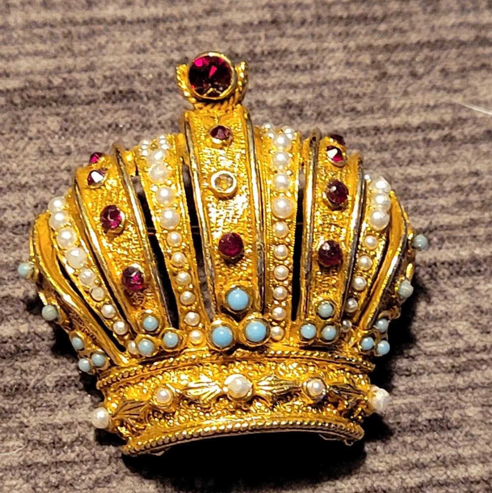 Arthur Peppers Royal Crown Brooch